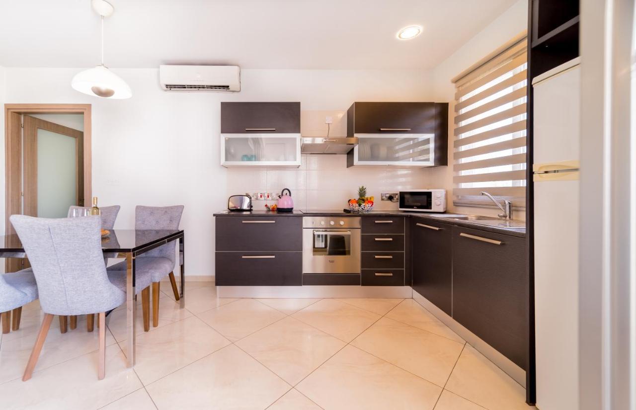 Mesogios House Suites Larnaca Bagian luar foto