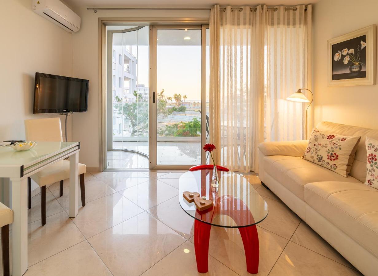 Mesogios House Suites Larnaca Bagian luar foto