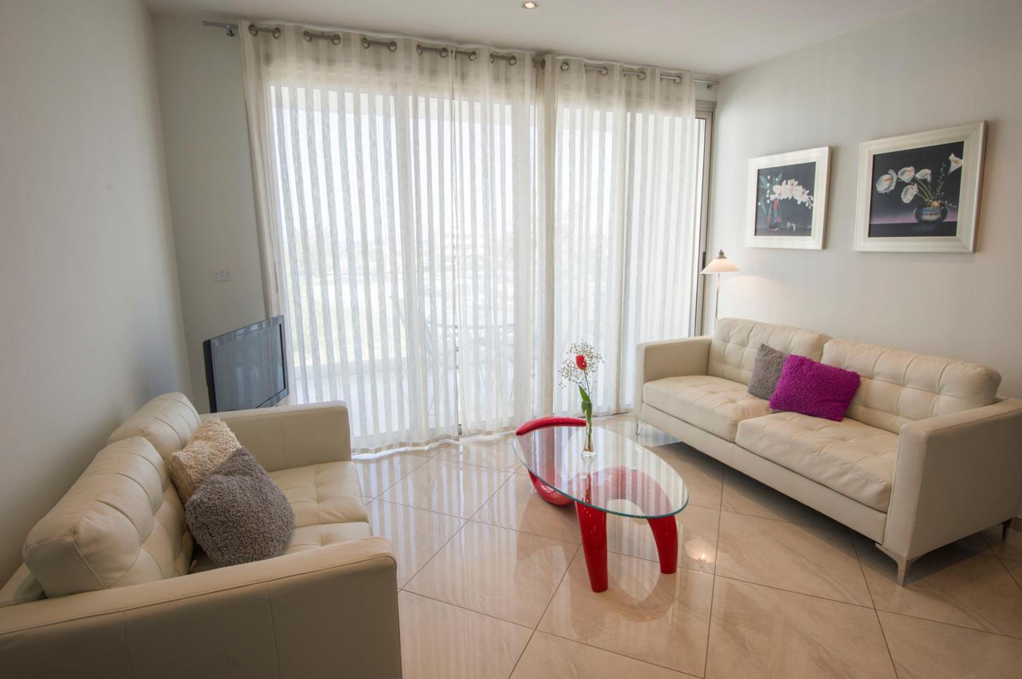 Mesogios House Suites Larnaca Ruang foto