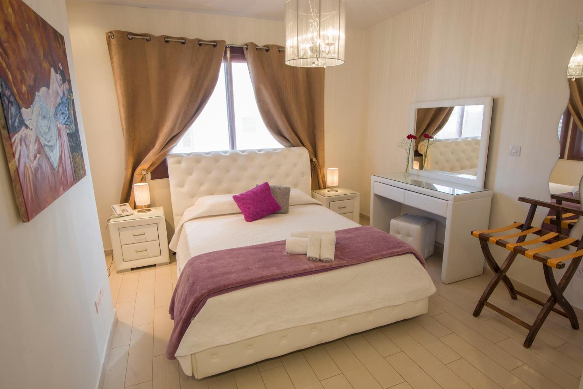 Mesogios House Suites Larnaca Ruang foto