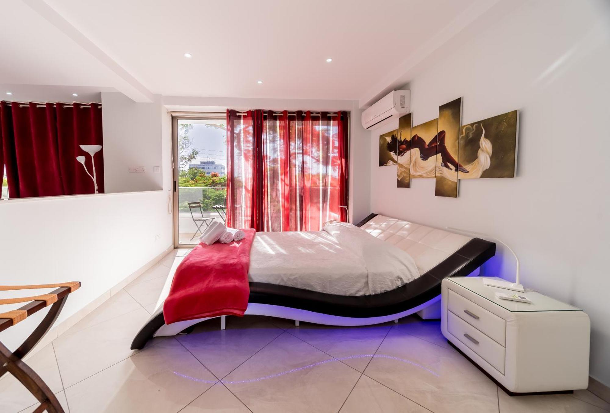 Mesogios House Suites Larnaca Bagian luar foto
