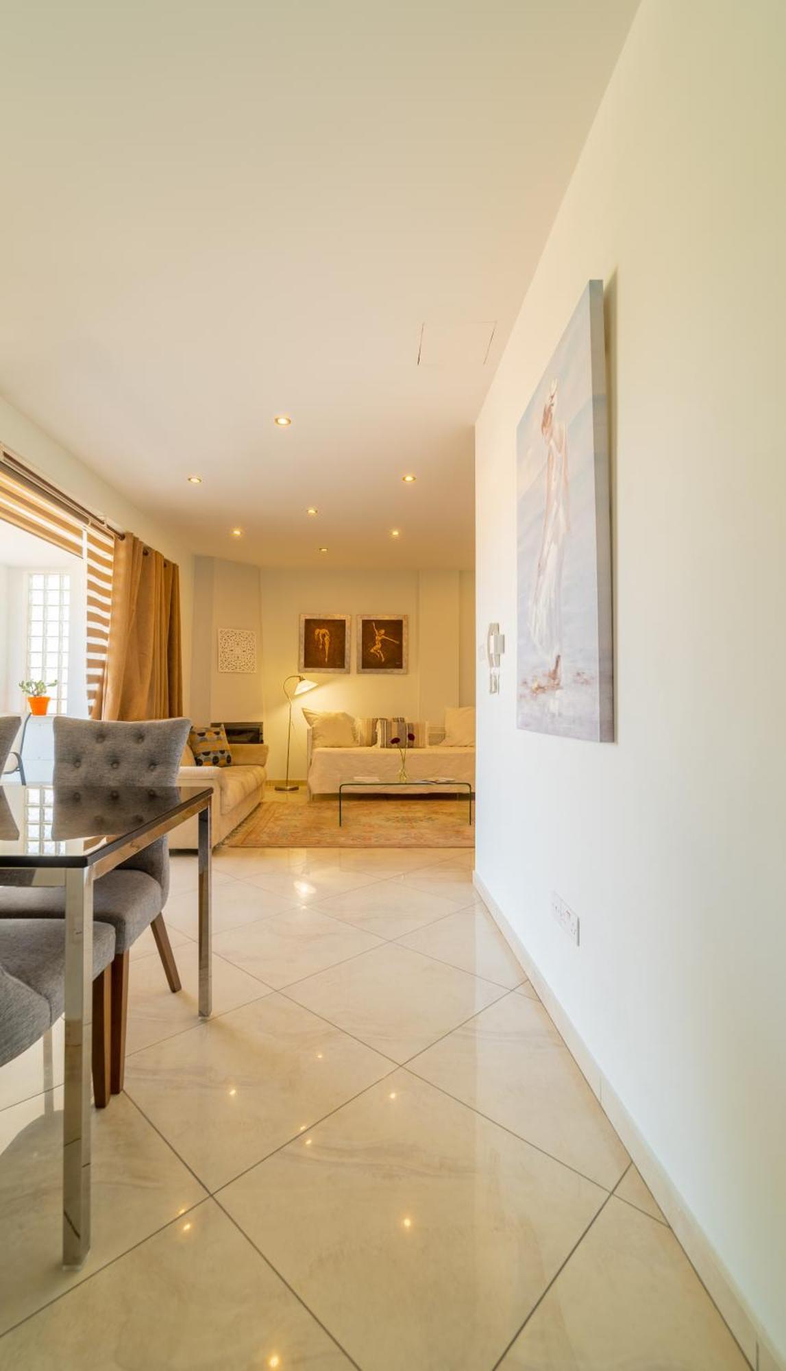 Mesogios House Suites Larnaca Ruang foto