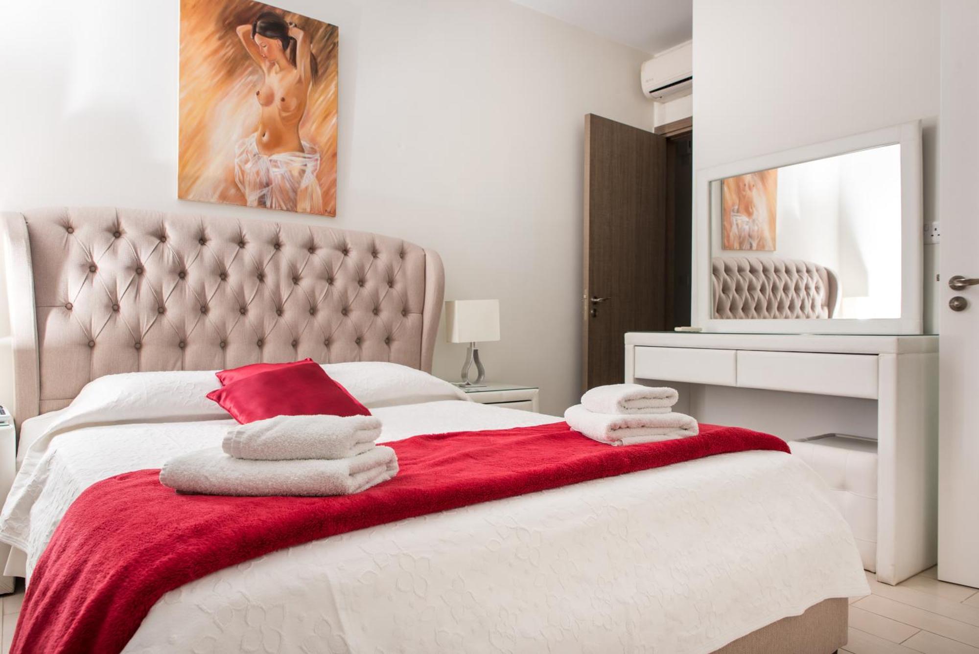 Mesogios House Suites Larnaca Bagian luar foto