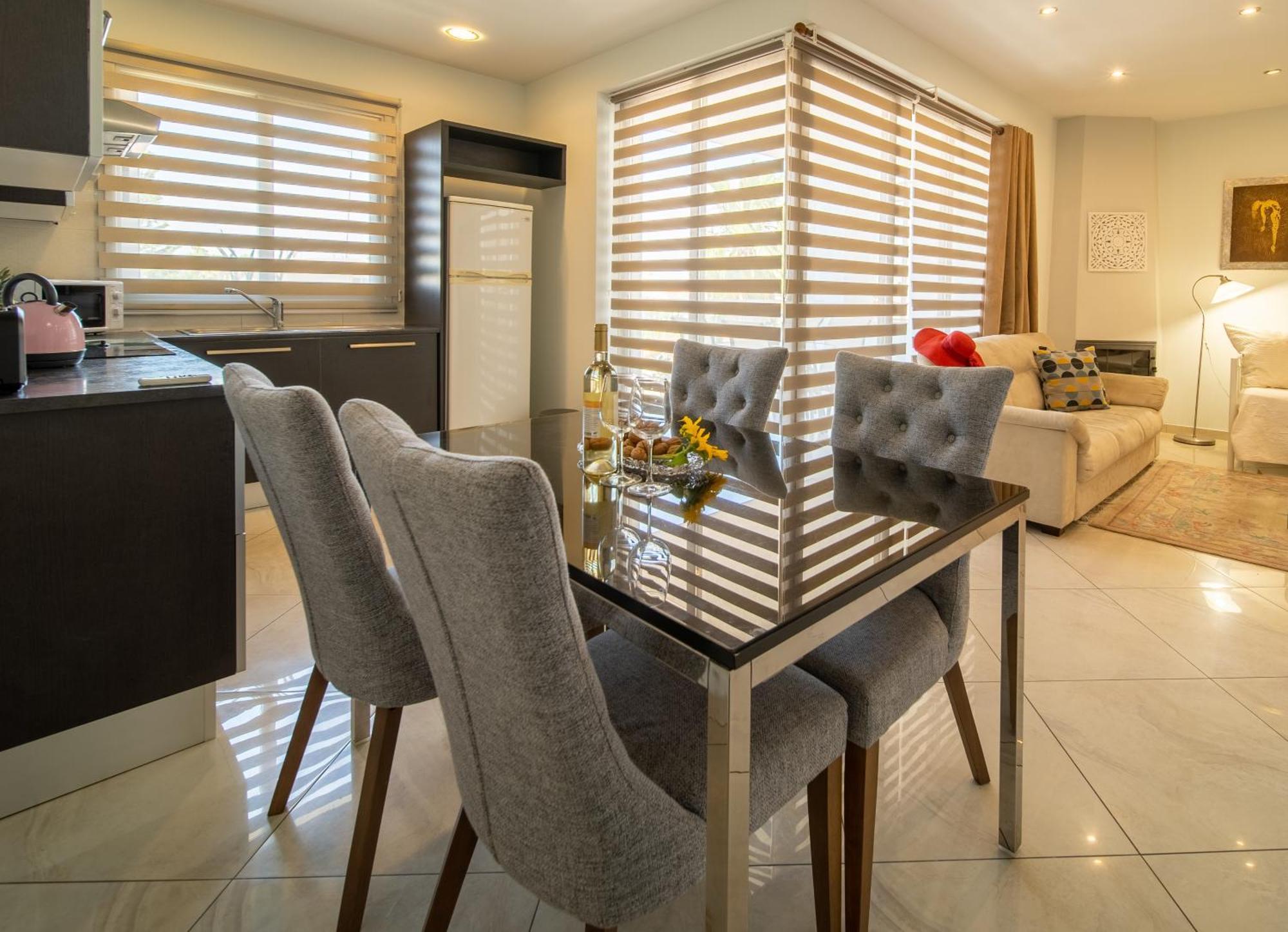 Mesogios House Suites Larnaca Ruang foto